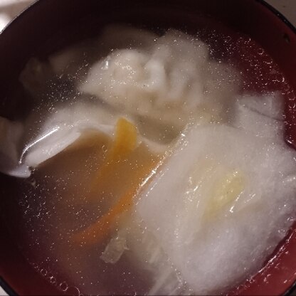 今日は雪で何かスープをと。家族が凍えて帰って来たので夕飯には早いかもですがサッと作ってやりました。ハフハフ食べて体が温まった様です！